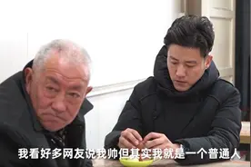 银川那个给低智老人买拉面的小伙有多帅？视频看看这就是人帅心善的典型图片