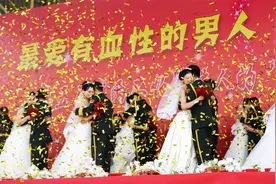 王杰部队战地集体婚礼有气势，“三信一书”更内涵！图片