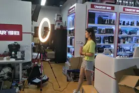 店里几个员工同时玩起抖音，但只有这个姑娘火了！男老板直接将她工资涨至8千多图片
