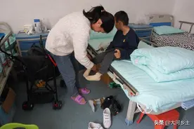 8岁男童“亢奋”不睡觉，猛然见他多睡一会，妈妈激动得失声痛哭图片