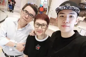 老牌港星李琳琳大肠癌后罕见出镜，小儿子出道当明星，颜值颇高图片