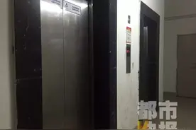 西安一小区电梯里频现尿渍，住户很闹心，监控拍下尴尬一幕……图片