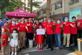 高考开考！送考团旗袍红衣齐上阵 助考生“乘风破浪”图片