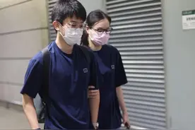吴敏霞和老公穿情侣装，T恤搭配牛仔裤清新减龄，穿搭随性不随意图片