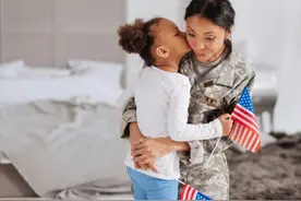 美国女兵从海外回国有啥待遇？子女接站是常规操作，还有更暖心的图片