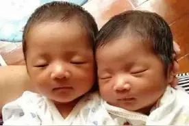 双胞胎老大给乡下奶奶带，老二自己带，3年后见面差点没认出来图片