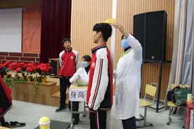 14岁男孩身高185，父母为此苦恼，为何男生1米8更受欢迎？图片