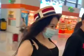 拳王妻子现身穿着火辣，脖子胸部连成一体，被指像打膨化剂太畸形图片