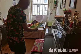 夏令热线丨七旬老人在家弹琴 遭邻居贴条敲锣“对抗”老人：弹琴犯法吗？邻居：琴声如木鱼图片