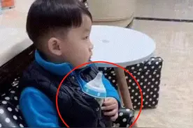 “最卑微弟弟”火了，在怀里温奶给姐姐喝，网友：满满的求生欲图片