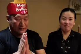 歌手谢东晒庆生宴，发福挺肚腩仍许愿拼二胎，撞脸侯宝林至今成谜图片