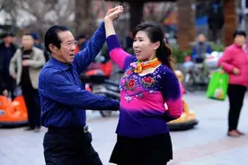 65岁大爷哭诉：退休后沉迷交谊舞，想不到会毁了我的家庭图片