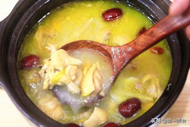 炖鸡汤时，先焯水还是直接炖？教你正确方法，鸡汤鲜嫩好喝没腥味