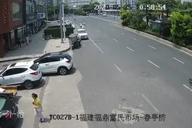 安全提示 | 开车门前未注意观察，福鼎一孕妇被撞到了图片