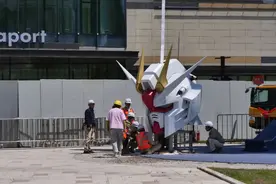 实物大自由高达立像完成“头身合体”，正式落户浦东→图片