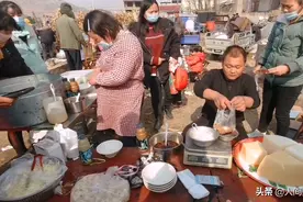 山东夫妻在农村卖凉粉凉皮，5元一份用手做砧板，一天收入2000元图片