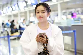 小魔女的礼裙搭配蝴蝶choker，阚清子的穿搭灵气十足图片