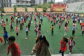小学实习老师第一次带学生做广播体操图片