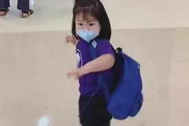 李亚男晒大女儿第一天上幼儿园，2岁天韵自己背书包，独立又乖巧图片