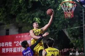 64分16篮板！真的挡不住！肌肉炸裂的他，是野球场詹姆斯吧？图片