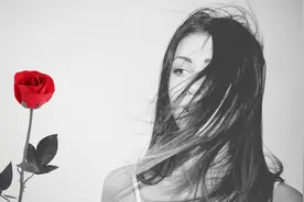 心理学：有远见的女人，不管和谁相处，都会保留这三张“底牌”图片