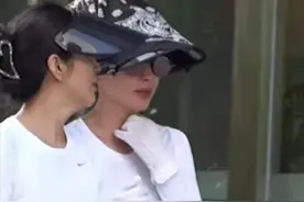 48岁李冰冰近况曝光！全副武装跪地带娃，拿500元方巾遮阳太精致图片