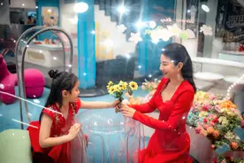 黄奕给8岁女儿庆生，母女穿红裙面对蛋糕许愿，小美人鱼水中很美图片