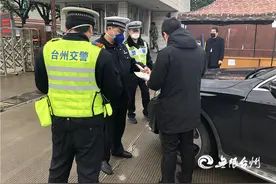最美战“疫”人丨裹着纱布卡口执勤的交警图片