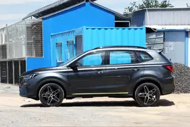 荣威RX5 PLUS上新，轴距2708mm，181匹马力图片