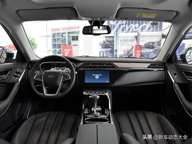 超低价高配置合资SUV，空间大全景影像性价比领先，实拍福特领界