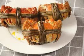 蒸螃蟹时，冷水下锅还是热水下锅？牢记3点，螃蟹不掉腿不流黄图片