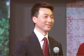 “新闻联播”主播康辉：小师妹妻子曾反对他做老总图片