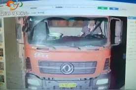 货车司机心存侥幸闯红灯，路人直接拍视频向交警举报图片