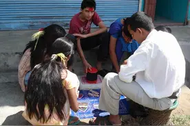 揭秘街头“扑克牌赌局”内幕，江湖中的大骗术“明黄”图片