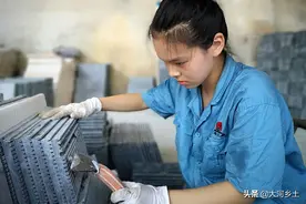 哥哥意外摔成重伤，15岁抱养女孩退学打工，每天搬石板一吨多图片