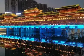 贵州都匀：西山大桥上有位73岁退休阿姨唱歌好有范图片