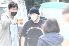 42岁周杰伦携全家出行，穿黑短袖身材壮硕，昆凌素颜气质出众图片