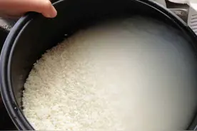 煮米饭时，大米到底要洗几次？原来一直弄错了，难怪米饭不香不软图片