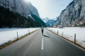 两口子吵架，老公跑步30公里找丈母娘告状，严禁以吵架为由搞LSD图片