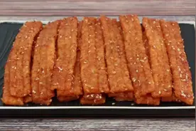 辣条不用出去买了，一碗剩米饭教你在家做，健康又卫生，香辣好吃图片