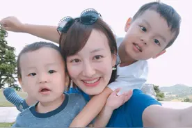 终于等到俩娃上学！郭晓敏与闺蜜露营烧烤，穿吊带裙辟谣三胎疑云图片