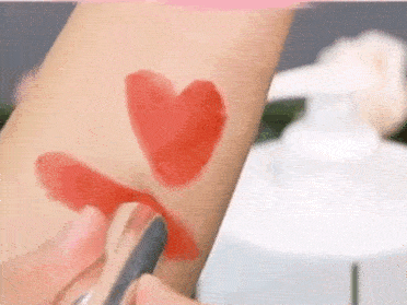 “宝藏女孩”赵露思直播卸妆，看到真实皮肤状态，网友：别化妆了