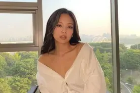 Blackpink 金智妮晒“香肩、美腿”照，大秀性感姿态图片