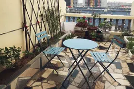 有露台就该这么去装，顶部装廊架底部用防腐木，想想就很舒适惬意图片