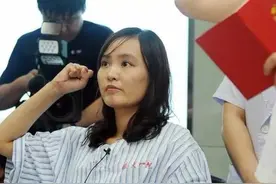 8年前，那个为救学生失去双腿的“最美教师”，如今怎么样了？图片