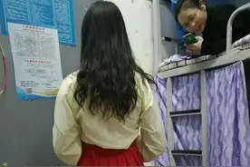 PS搞笑恶搞：大神能p个跟明星合影的海报吗？图片