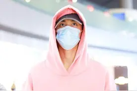 吴磊看身材真是长大了，粉色卫衣穿出男友气场，女孩子看了超心动图片