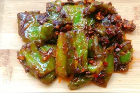 比肉还好吃的酱香虎皮尖椒，外表焦脆，内里松软的下饭菜图片