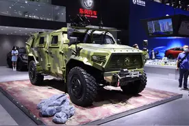 为了引起关注，东风直接把一辆4吨的军用猛士摆上了北京车展展台图片