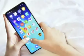 在手机视频软件上，看到自己喜欢的视频，怎样把它下载到手机上？图片